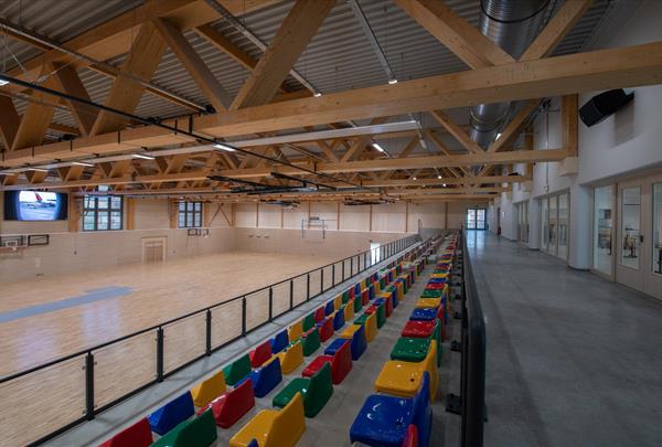Sporthalle Niederkorn - Zuschauertribüne mit Platz für 300 Personen
