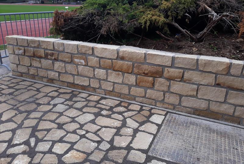 Outdoor area - quarry stone wall