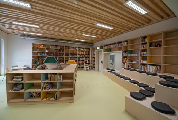 Schule "Lenkeschléi" in Düdelingen, Klassenraum - Bibliothek