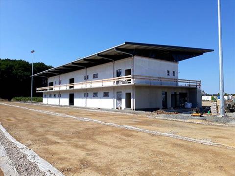 Catine avec terrasse entourante