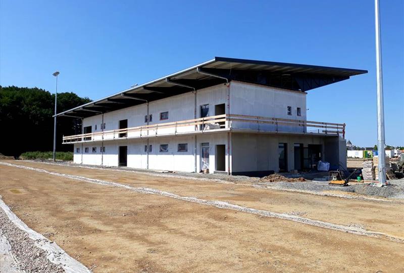 Kantinengebäude umlaufender Terrasse