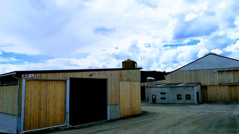 Yard entrance and stables - Yard entrance with calf barn and dairy cattle shed