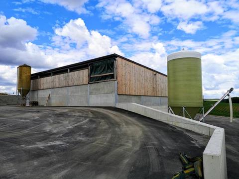 Großer Kälberstall für die Aufzucht