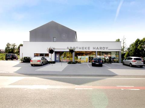 Frontansicht von Apotheke und Wohnhaus