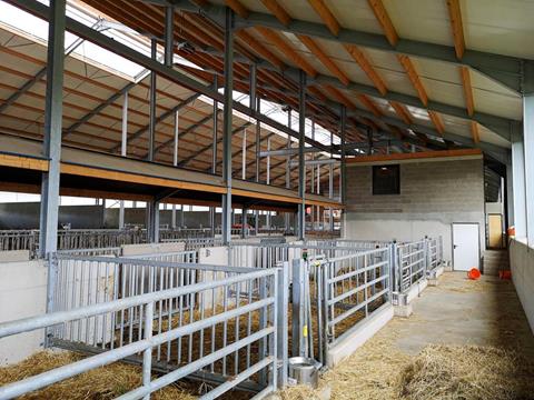 Vue sur les logettes de l'étable