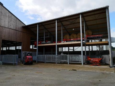 Hall de stockage pour les balles rondes de silo