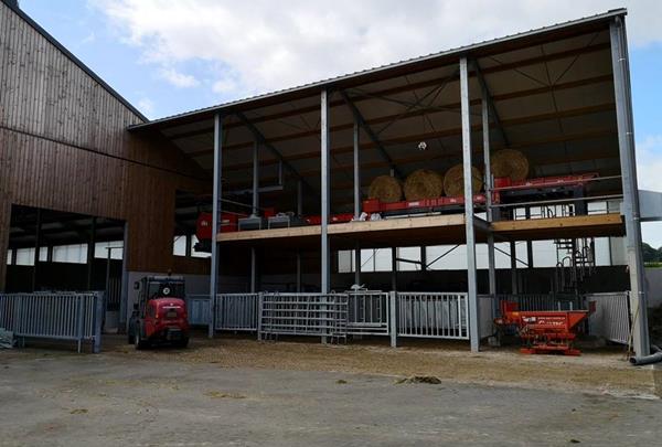 Storage hall for silo round bales